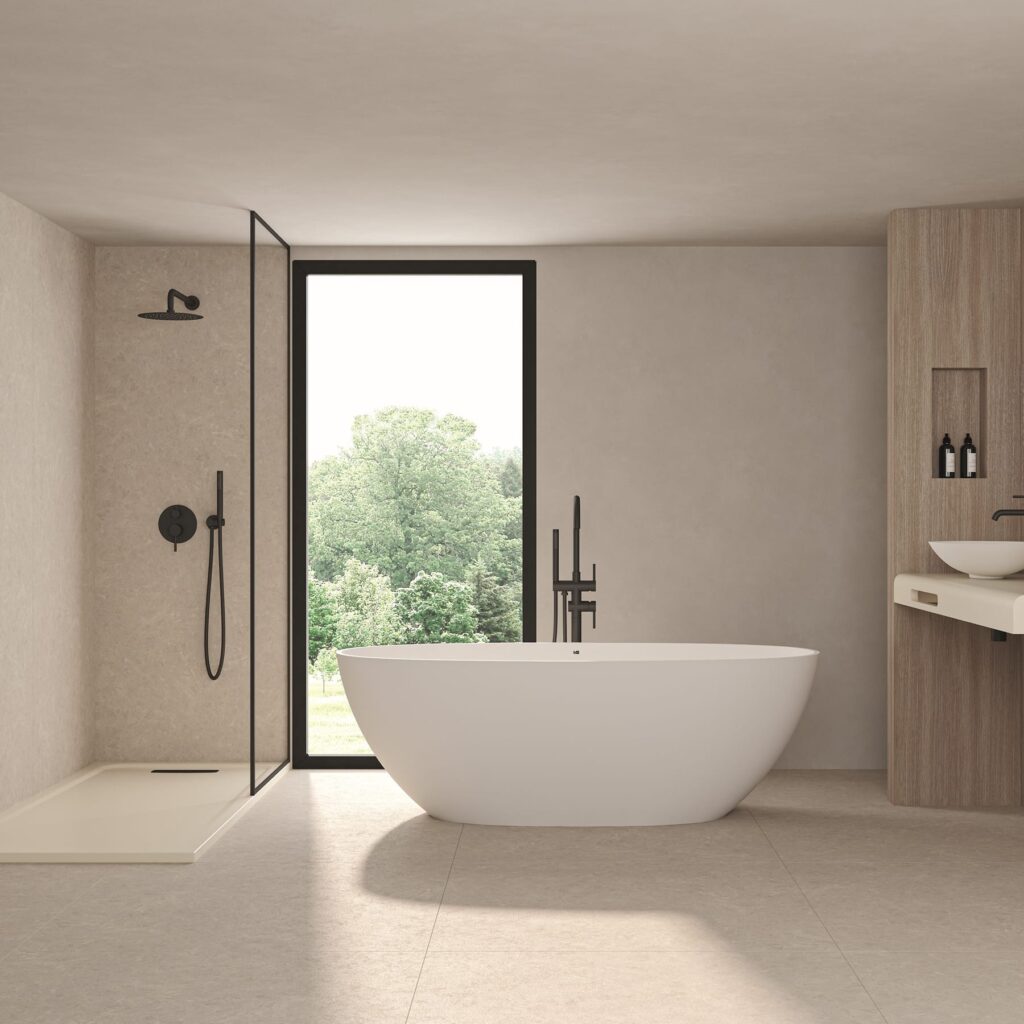 Baño con bañera exenta blanca, ducha abierta y ventanal